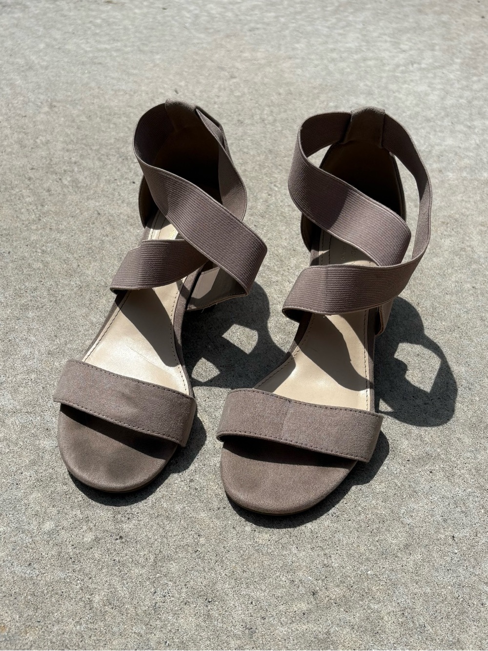 Liz Claiborne Flex Taupe Elastic Strap Block Heels | Size 8